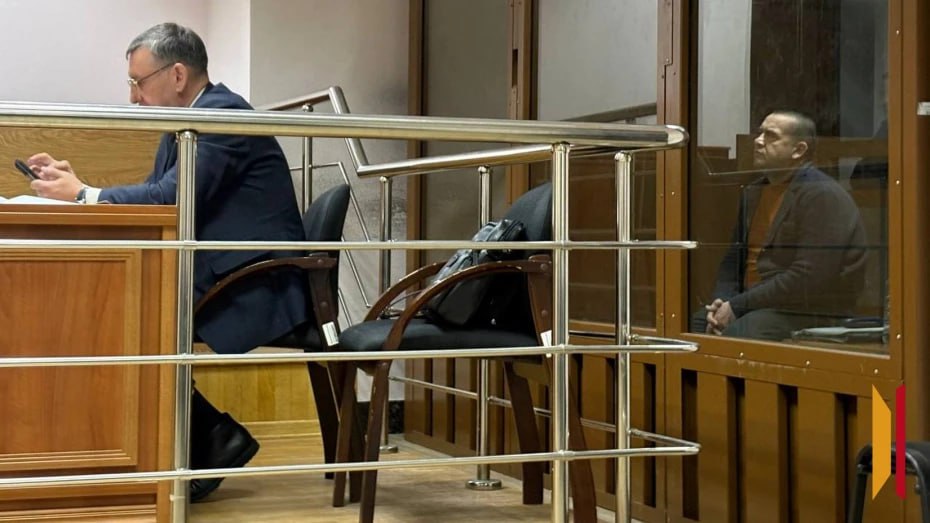 Присяжные признали виновным воронежского предпринимателя в покушении на экс главу Рамонского района Сегодня в облсуде был оглашен вердикт присяжных заседателей в отношении 48 летнего Андрея Богомазова обвиненного в покушении на убийство бывшего главы Рамонского района Николая Фролова а также в умышленном повреждении чужого имущества незаконном приобретении хранении перевозке и ношении взрывных устройств Вернувшись из совещательной комнаты присяжные огласили вердикт виновен по всем пунктам Теперь наказание Андрею Богомазову назначит профессиональный судья Кроме того в рамках рассмотрения уголовного дела администрацией Рамонского района был подан гражданский иск на 647 8 тыс рублей Именно столько стоил ремонт KIA Sorento поврежденного в результате взрыва Решение по этому иску будет оглашено позже Подписывайтесь на канал РИА Воронеж в Max