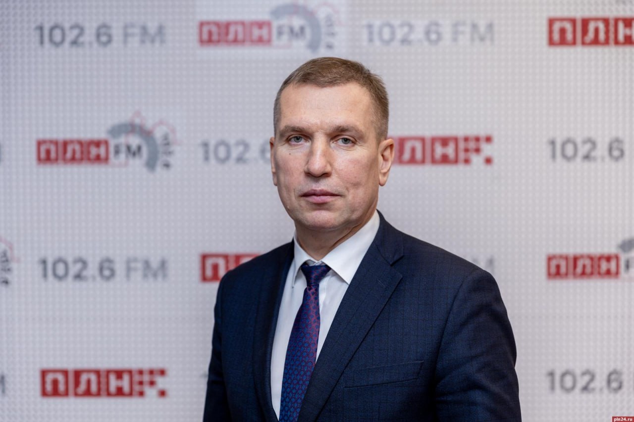 Знаковые проекты газификации Псковской области в 2025 году В уходящем году Газпром межрегионгаз Псков выполнил амбициозный план по газификации региона 3 300 домовладений подключено к газу при плане 3 200 построено 316 км газопроводов в рамках программы догазификации Об этом в эфире программы Обратный отсчёт на ПЛН FM рассказал гендиректор компании Антон Дымов подчеркнув что успех стал возможен благодаря совместной работе команды глав муниципалитетов и региональных штабов Главные знаковые проекты 2025 года   Собор Святителя Николая в Порхове подключён к газу в канун Рождества теперь отапливается надёжно и автономно Пушкинские Горы уже 62 подключения с апреля ещё около 20 домовладений готовы к подаче газа Два Вечных огня запущены в апреле и мае в Ершово и Локне в рамках программы Вечные огни Антон Дымов также намекнул на новые сюрпризы в этой сфере в 2026 году поступили новые обращения и работа продолжится 2025 й стал годом рывка а 2026 й начнётся с задела а не с нуля СказаноНаПЛНFM ПЛН в MAX