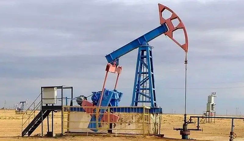 За весь 2024 год в Казахстане планируют добыть 87,8 млн тонн нефти  За 11 месяцев 2024 года в Казахстане добыли 80,5 млн тонн нефти и конденсата. Об этом заявил министр энергетики Алмасадам Саткалиев на заседании правительства. ↘ Это на 1,7 млн тонн или на 2% меньше, чем годом ранее.  На месторождении «Тенгиз» за этот период добыто 25,9 млн тонн нефти. ↘ Это на 0,6 млн тонн или на 2,2% меньше, чем годом ранее.  На «Кашагане» добыли 15,8 млн тонн нефти. ↘ Это на 1,3 млн тонн или на 7,6% меньше, чем годом ранее.  На «Карачаганаке» добыли 11,1 млн тонн нефти. ↗ Это на 0,1 млн тонн или на 0,9% больше, чем годом ранее.   Logistan.info   Логистика   Экономика