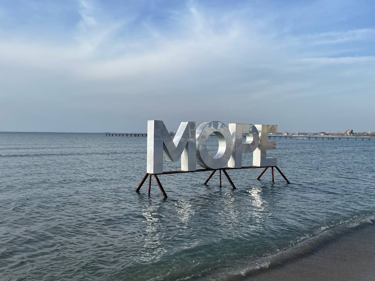 На дне моря у побережья Анапы осталось около 300 тонн мазута Примерные сроки уборки обнаруженного на морском дне мазута при условии благоприятной погоды обозначил министр ГО и ЧС Краснодарского края Сергей Штриков во время мероприятия-спутника V Конгресса молодых учёных, который проходит сейчас в городе-курорте. Об этом сообщает краевой Оперштаб. -Группировка водолазов в количестве 167 человек продолжает работать на территории региона, и достаточно эффективно, но многое зависит от погоды. Если она будет благоприятной, то в течение июня мы должны закончить, по крайней мере, у песчаного берега в Анапе. Речь идет о том, что уже разведано на дне. Водолазы «Кубань-СПАС» собирают информацию при помощи подводных дронов. Многое уже убрали, остается собрать по нашим оценкам порядка 300 тонн,-сказал Штриков.