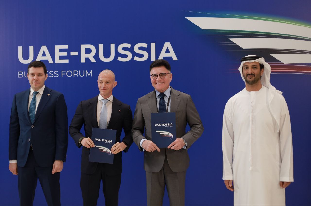 Газпром Медиа Холдинг и Российско эмиратский деловой совет РЭДС договорились о совместной работе над проектами в ОАЭ Меморандум о взаимопонимании нацеленный на развитие сотрудничества в медиа культуре и технологиях между Россией и Объединенными Арабскими Эмиратами был подписан на полях первого Российско эмиратского бизнес форума в Дубае генеральным директором Газпром Медиа Холдинга Александром Жаровым и председателем РЭДС Александром Винокуровым Соглашение закладывает основу для расширения присутствия российского контента и проектов на рынке ОАЭ Подписанный меморандум открывает для нас новые возможности и выступает рабочей дорожной картой для укрепления деловых и гуманитарных мостов между нашими странами Совместно с Российско эмиратским Деловым советом мы будем активно продвигать российские креативные и технологические проекты а также работать над укреплением позитивной деловой и культурной повестки между РФ и ОАЭ Александр Жаров Партнеры намерены работать над освещением деловых инициатив формированием информационной повестки в обеих странах а также продвижением культурного образовательного и технологического обмена Одной из практических целей меморандума является повышение степени присутствия Газпром Медиа Холдинга на рынке ОАЭ Это планируется реализовать через распространение креативных цифровых и медиапроектов Холдинга Партнeрство с Газпром Медиа Холдингом существенно расширяет наши возможности по продвижению российских проектов в ОАЭ и на ближневосточном рынке в целом Медиа играют ключевую роль не только в поддержке экономических инициатив но и в формировании доверия взаимного интереса и культурного диалога между странами Уверен что объединение наших стратегических усилий и медийных инструментов будет способствовать развитию новых направлений сотрудничества укреплению гуманитарных связей и дальнейшему сближению РФ и ОАЭ Александр Винокуров Сотрудничество крупнейшего российского медиахолдинга и делового совета аккумулирующего ключевые двусторонние экономические связи направлено на создание системного эффекта Оно должно способствовать не только бизнес экспансии но и укреплению взаимопонимания между РФ и ОАЭ через гуманитарные и информационные каналы Форум организован Российско эмиратским деловым советом РЭДС при поддержке Минпромторга России Фонда Росконгресс и инвестиционной группы Марафон Газпром Медиа Холдинг информационный партнер мероприятия Газпром Медиа в MAX