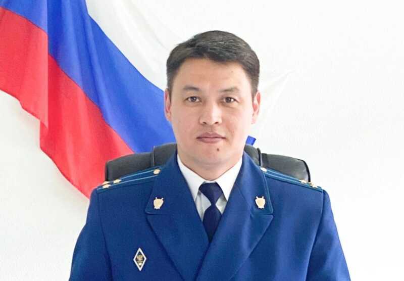 В Челябинской области арестован прокурор Аргаяшского района Курмангазы Уруспаев. Об этом сообщили источники из правоохранительных органов. Центральный суд Челябинска поместил его в СИЗО на два месяца по обвинению в мошенничестве в особо крупном размере. По имеющимся у нас данным, Уруспаев обещал уладить вопрос об условном наказании для бывшего руководителя строительной компании, который незаконно присвоил федеральные средства при реализации государственного оборонного заказа. На пост прокурора района Уруспаев был назначен в августе 2022 года. Ранее он занимал должности следователя прокуратуры Агаповского района и заместителя прокурора там же.