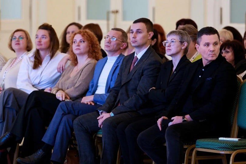 Жанна Алексеева встретилась с представителями библиотек Донецкой Народной Республики В Москве стартовал семинар для сотрудников библиотек Донецкой Народной Республики Более ста библиотекарей ДНР собрались в Российской государственной библиотеке чтобы обсудить роль библиотечных учреждений в реализации основ государственной политики по сохранению и укреплению традиционных российских духовно нравственных ценностей Обучающиеся смогут получить новые знания которые пригодятся им в условиях трансформации библиотек и их превращения в современные многофункциональные культурно коммуникационные центры Перед слушателями выступила статс секретарь заместитель Министра культуры Российской Федерации Жанна Алексеева которая рассказала о государственной поддержке библиотек о новых возможностях их работы в условиях цифровизации а также о важности правильного комплектования фондов По ее словам поддержка Новороссии и Донбасса является одним из приоритетных направлений деятельности Минкультуры России Что касается поддержки библиотечной сферы модернизация библиотек в воссоединенных регионах началась в конце 2023 года Всего в 2023 24 годах в рамках нацпроекта Культура в регионах Новороссии и Донбасса было создано 24 модельных библиотеки в их фонды закуплено почти 59 тысяч единиц литературы Количество посещений этих библиотек после обновления за год выросло почти на 50 Это хороший показатель Мы видим что люди с радостью идут в современные модернизированные учреждения которые действительно стали очень атмосферными в которых есть интернет доступ к Национальной электронной библиотеке обновленный книжный фонд сказала она С этого года модельные библиотеки создаются в рамках нового национального проекта Семья В воссоединенных регионах в этом году будет открыто 16 библиотек нового поколения 6 из них в ДНР Также замминистра рассказала о комплектовании книжных фондов библиотек Нам важно обеспечить читателя литературой высокого качества Напомню что Минкультуры России выделяется субсидия регионам на комплектование книжных фондов в рамках госпрограммы Развитие культуры В 2023 2024 годах в рамках субсидии в библиотеки Новороссии и Донбасса было закуплено свыше 770 тысяч экземпляров книг на сумму 400 млн рублей по 100 млн рублей на каждый регион В 2025 году субсидия из федерального бюджета составила 200 млн рублей запланирована закупка не менее 200 тысяч изданий в библиотеки по 50 тысяч в каждый регион сообщила Жанна Алексеева По ее словам Минкультуры России ежегодно актуализирует и направляет в регионы Методические рекомендации о расходовании такой субсидии где указываются приоритеты подбора литературы Я прошу всех предельно внимательно относиться к вопросу комплектования библиотечных фондов Например доля книг для детей и юношества должна составлять не менее 40 от всей закупаемой Также в обязательном порядке необходимо учитывать информацию из реестра иностранных агентов перечня иностранных и международных организаций деятельность которых признана нежелательной на территории Российской Федерации И конечно при распределении субсидии прошу уделять особое внимание библиотекам пострадавшим в результате военных действий сказала замглавы ведомства В завершение она рассказала о ежегодном Всероссийском конкурсе среди библиотек для выявления лучших практик их работы который стартует в 2026 году Победители смогут направить полученные средства на ремонт пополнение книжных фондов приобретение оборудования и мебели повышение квалификации сотрудников и другие расходы Из идей и методов работы библиотек будет сформирован банк лучших практик Библиотечные специалисты по всей стране смогут пользоваться ресурсом узнавать о новых направлениях работы и внедрять инновационные и оригинальные подходы к проведению своих мероприятий В 2026 году поощрение получат 100 учреждений в 68 регионах России Семинар продлится с 24 по 27 октября На протяжение 4 дней сотрудники библиотек ДНР будут проходить практические занятия по эффективному