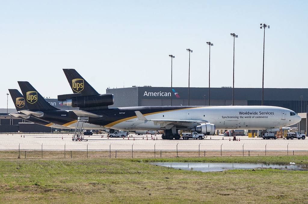 UPS и FedEx временно приостанавливают полёты всех MD 11F Авиакомпания UPS Airlines заявила что в интересах безопасности временно останавливает полёты всех самолётов McDonnell Douglas MD 11 Данная решение последовало всего чуть более двух суток с катастрофы MD 11F во время взлёта из аэропорта Луисвилла в Кентукки Безопасность наш главный приоритет Следуя рекомендациям производителя самолётов мы приняли решение временно приостановить полёты самолётов MD 11 в качестве меры предосторожности Воздушные суда MD 11 составляют около 9 всего парка UPS Это решение вступает в силу немедленно Безопасность наших сотрудников и сообществ которым мы служим имеет первостепенное значение Компания Boeing после поглощения в 1997 году отвечает за линейку самолётов McDonnell Douglas На состоявшейся вечером в пятницу пресс конференции представитель NTSB сообщил что через 37 секунд после перевода РУД во взлетный режим бортовой самописец зарегистрировал непрерывный звонок который продолжается в течение оставшихся 25 секунд до конца записи Он не пояснил что это был за звонок но можно сделать предположение что речь о сигнале пожара Кроме того во время отделения левого двигателя от крыла основная часть пилона левого двигателя все ещё была прикреплена к нему Сразу после заявления UPS компания FedEx приняла аналогичное решение и объявила о приостановке эксплуатации всех самолетов MD 11 в своем парке Во флоте UPS 26 самолётов MD 11 а у FedEx 29    AviaNews