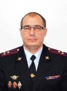 Прекращено уголовное дело в отношении полковника полиции Николая Потапова Его задержали в ноябре 2024 года и возбудили уголовное дело по страшным статьям Насильственные действия сексуального характера и Доведение до самоубийства по факту попытки суицида его 11 летней дочери которая впоследствии скончалась в больнице За год работы и десятки экспертиз и опросов следствие так и не нашло доказательств которые указывали бы на вину Потапова сообщает канал Воронцова вещает Потапова задержали сразу после трагедии он даже не смог проститься с дочерью В настоящее время полковник транспортной полиции восстановлен в должности Он также собирается инициировать процесс реабилитации Но уголовное дело решено продолжить уже в отношении неустановленного лица Подпишись на truekpru63 Мы в MAX