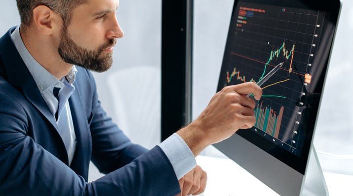 Частные инвесторы вложили рекордную сумму в российские облигации В 2025 году они инвестировали 1 26 трлн рублей в облигации российских компаний более чем в два раза больше чем годом ранее сообщил ЦБ Суммарный объем активов физлиц в корпоративном долге с учетом погашений достиг 3 9 трлн рублей а только за декабрь январь покупки составили 184 млрд рублей Активность сохраняется на фоне значительных процентных ставок но в начале 2026 года регулятор зафиксировал изменение структуры рынка Доходности корпоративных облигаций в январе выросли до 16 1 при этом стоимость заимствований для эмитентов с рейтингом AAA снизилась до 15 37 а для компаний с рейтингом BBB увеличилась на 265 базисных пунктов до 25 33 Динамика показывает что участники рынка начали минимизировать риски и сосредоточили средства в ликвидных бумагах лидеров отраслей fatcat18