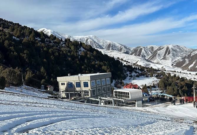 Девушка упала в ущелье на базе Кашкулак Комментарий администрации зоны отдыха В 19 40 в медпункт комплекса поступило обращение о пострадавшей Медицинский сотрудник в это же время направился к пострадавшей для оказания помощи также была вызвана частная скорая помощь Однако впоследствии было принято решение начать спуск пострадавшей навстречу скорой Пострадавшая была доставлена в профильное медицинское учреждение для скорейшего обследования в сопровождении врачей скорой помощи и близких говорится в сообщении комплекса Кашкулак Администрация базы сообщила о происшествии участковому который незамедлительно выехал на место происшествия для выяснения обстоятельств Хотим отметить что на базе на опасных участках установлены специальные сети класса А в соответствии с международными стандартами Учитывая скорость траекторию движения девушки и отсутствие попыток торможения случился разрыв полотна сетки и она упала вниз по склону У пострадавшей Т А 2006 года рождения черепно мозговая травма сотрясение головного мозга полный передний вывих головки правой бедренной кости и открытый перелом руки со смещением Установка иного ограждения на этом участке привела бы к более тяжелым последствиям подытожили в администрации базы 24KG Новости Кыргызстана