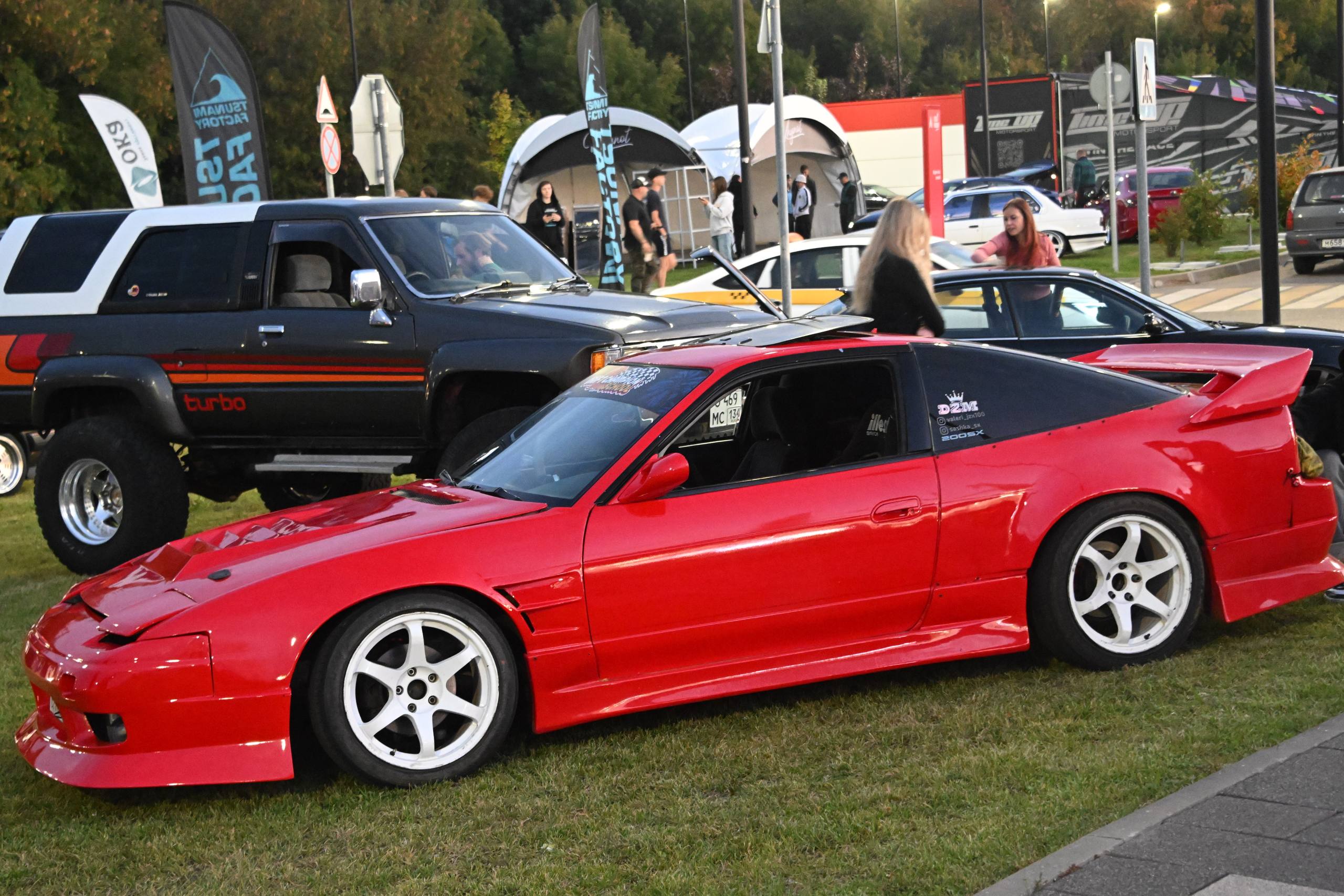 В Петербурге состоится церемония награждения лидеров автомобильной отрасли 18 ноября 2025 года в концертном зале Аврора пройдет торжественное мероприятие которое объединит представителей ключевых направлений автомобильной сферы и смежных отраслей предпринимателей руководителей компаний журналистов автоблогеров и мастеров автоспорта Речь идет о первой Евразийской премии Ассамблеи автомобилистов созданной как новая экспертная площадка для обмена лучшими идеями технологиями и практиками в автомобильной индустрии Евразии В премии участвуют компании предприниматели ассоциации все кто производит распространяет товары и оказывает услуги в автомобильной и смежных сферах продвигает лучшие решения и технологии Награды будут вручены во многих номинациях включая Автотюнинг Автоспорт Ретроавтомобили Автобренд Автоинфлюенсеры и другие Читай нас в MAX Подпишись на Комсомольскую правду СПб