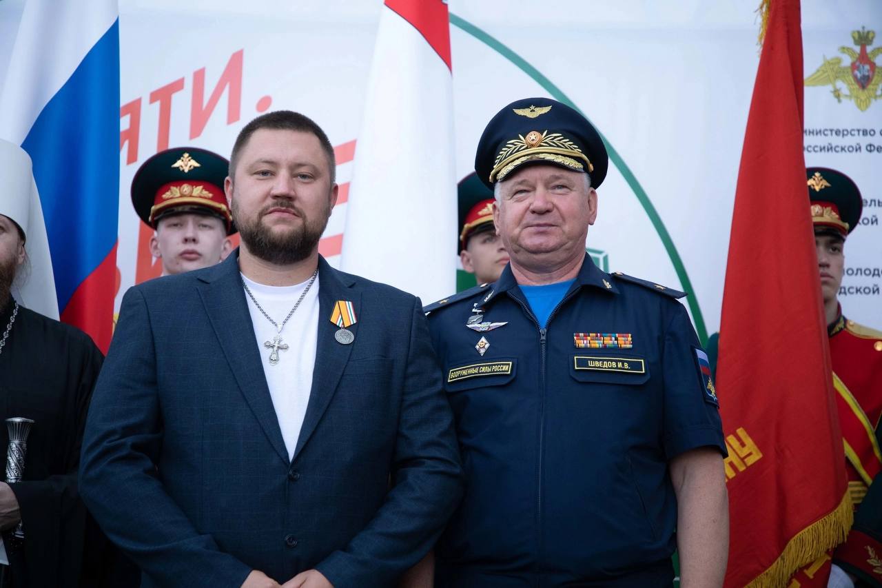 Деятелей гуманитарной миссии Гражданского комитета России отметили наградами Министерства обороны РФ За активную деятельность по обеспечению социально-правовой и гуманитарной помощи Специальной военной операции, медалью Министерства обороны Российской Федерации «За помощь и милосердие» был награжден Заместитель Председателя Вологодского регионального отделения Общероссийского общественного движения «Гражданский комитет России», Директор АНО «Социальная перспектива» Виталий Попов. Подробности
