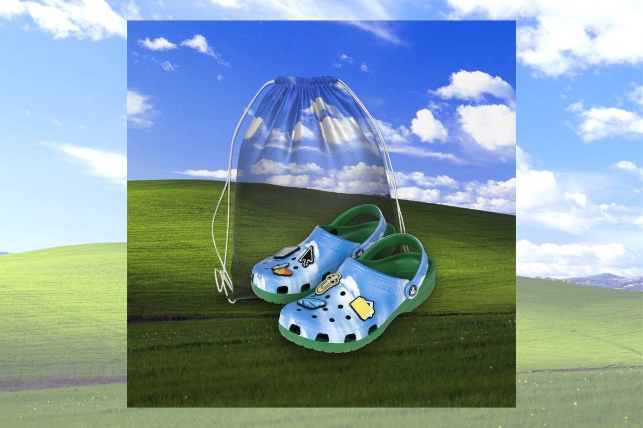 Компания Crocs объединилась с Microsoft для создания новой коллекции обуви, вдохновленной знаменитыми обоями «Безмятежность» из Windows XP. В комплекте с сабо идут сумка для хранения и шесть джибитсов на соответствующую тематику. В настоящее время эти сабо доступны только сотрудникам Microsoft, но в скором времени их смогут приобрести все желающие по цене 6,5 тысяч рублей. Подробнее ознакомиться с новинкой можно по ссылке.
