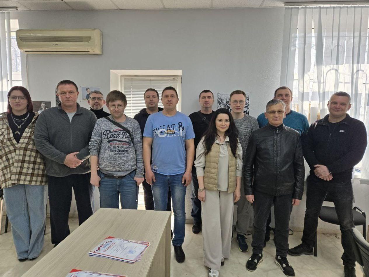 Судьи из Херсонской области подтвердили квалификацию на семинаре в Симферополе 13 судей по шахматам из Херсонской области прошли обучение и аттестацию на семинаре в Симферополе. По итогам курсов участники получили сертификаты и новые судейские категории. Первую категорию получил директор Херсонской спортшколы по шахматам и шашкам Александр Ижнин. Вторую — инструктор-методист школы Александр Новожилов категория вступит в силу в октябре 2025 года . Сергей Бронетко и Евгений Фесенко, тренеры-преподаватели шахматных школ, подтвердили третью судейскую категорию. Судейская квалификация позволяет работать на официальных соревнованиях и подтверждает профессиональный уровень #Образование