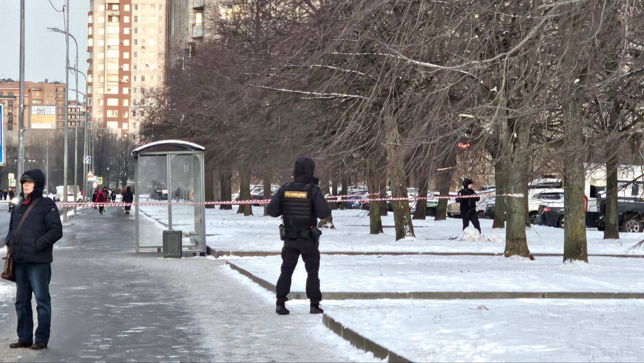 В Василеостровском районе оцепили остановку из-за подозрительной коробки  На Морской набережной, 9, обнаружен подозрительный предмет. Территорию перекрыли, движение временно приостановлено.  ФЛЭШ ПИТЕР   ПРЕДЛОЖКА