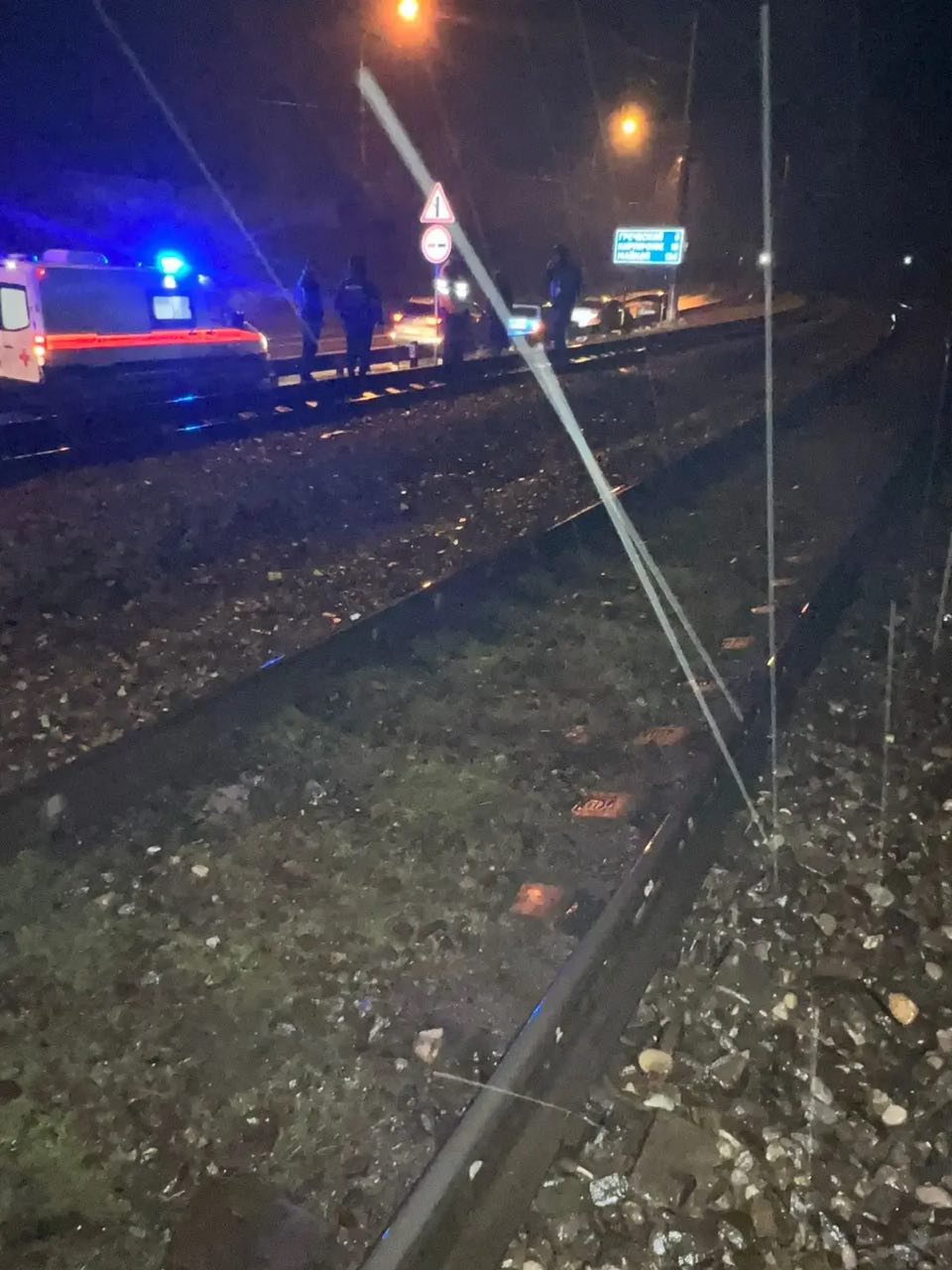 Трагедия на путях 18 летний парень в наушниках не услышал поезд На перегоне Туапсе Греческий пассажирский поезд сбил молодого человека Машинист заметив его подавал сигналы и начал экстренное торможение но избежать наезда не удалось Как установили полицейские погибший находился на путях в наушниках и не отреагировал на предупреждения сообщили в пресс служба сочинского ЛУ МВД России на транспорте Быть в курсе Мы в MAX