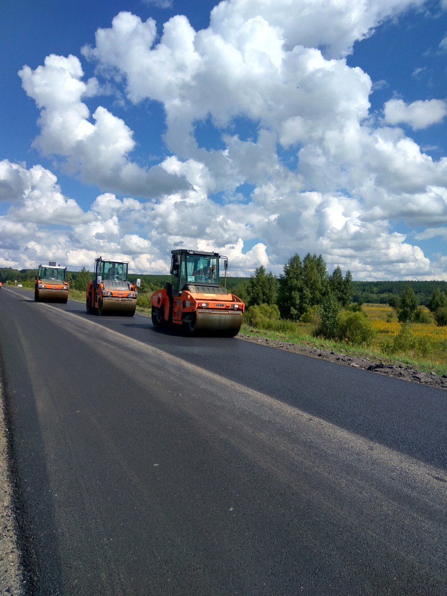 В Тамбовской области за год отремонтировали около 300 км дорог  По итогам 2024 года в Тамбовской области привели в порядок 294 километра областных и муниципальных дорог. Об этом сообщили в министерстве автомобильных дорог и транспорта региона.   Свыше 52 километров отремонтировали по нацпроекту «Безопасные качественные дороги», что почти в полтора раза больше запланированного. Также отремонтировали один мост протяженностью свыше 65 погонных метров.   Также работы вели по программе комплексного развития сельских территорий, по которой отремонтировали 37 километров дорог. Масштабный ремонт выполнили в Знаменском муниципальном округе.   Наибольшее число объектов отремонтировали по региональной программе «Развитие транспортной системы и дорожного хозяйства Тамбовской области», благодаря которой в нормативное состояние привели более 200 километров дорог.   Правительство Тамбовской области