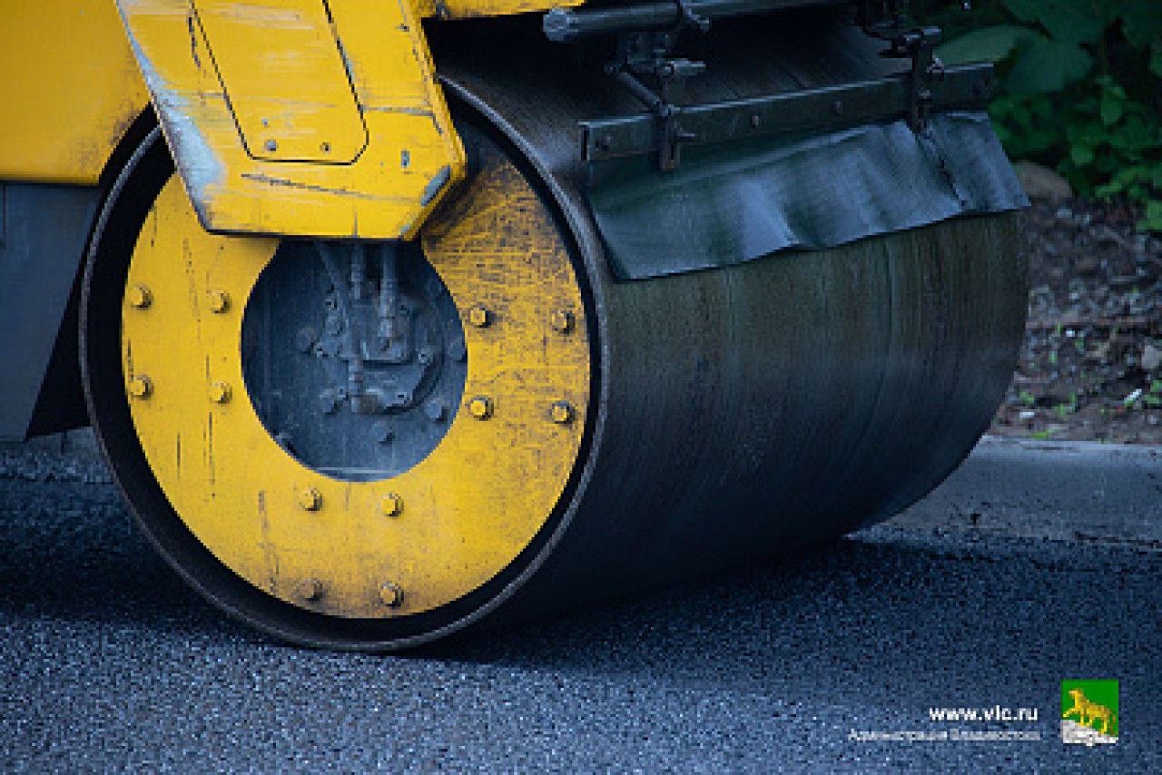 Администрация Владивостока определилась с подрядчиком для комплексного ремонта дорог Администрация Владивостока выбрала подрядчика для масштабного ремонта улиц Невельского и Черняховского в 2025 году Работы выполнит компания АО СпецСУ в рамках национального проекта Инфраструктура для жизни На участке протяженностью 2 6 километра планируется полномасштабное обновление инфраструктуры модернизация инженерных сетей реконструкция проезжей части и тротуаров монтаж современной ливневой канализации Также появятся обновленные остановки общественного транспорта будут отремонтированы лестницы и подпорные стены Работы должны начаться 1 марта 2025 года и завершиться до 30 сентября Также в планах города на следующий год реконструкция перекрестка Анны Щетининой Выселковая Днепровская Подробнее Deitaru