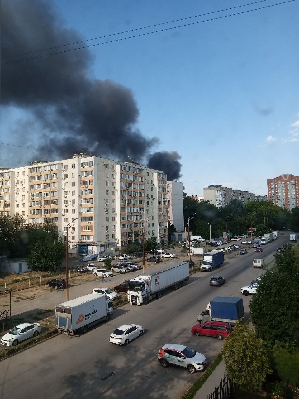 Пожар в Ростове локализован Об этом сообщает Юрий Слюсарь. На 19:05 осуществлено 44 сброса воды вертолетами. Пострадавших и жертв нет. Работы по тушению тлеющих очагов еще продолжаются.