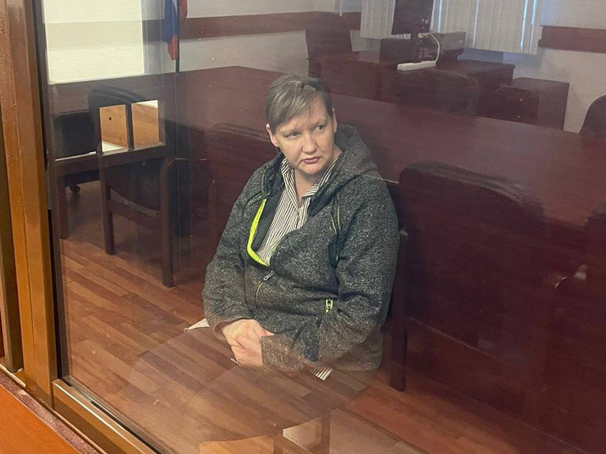 18 лет колонии назначил суд в Екатеринбурге продавщице цветочного магазина по делу о госизмене   48-летней Вере Сидоркиной из Йошкар-Олы вменили также покушение на участие в деятельности террористической организации.  Ранее прокуратура республики Марий Эл, которая передавала дело в Центральный окружной военный суд в Екатеринбурге, сообщала, что Сидоркина была остановлена вместе со своим ребёнком при попытке перейти государственную границу  судя по данным базы исполнительных производств, её могли не выпустить из России из-за долгов . Следствие считает, что Сидоркина намеревалась попасть в Украину. Задержали женщину в апреле 2024 года, когда она переходила улицу в Йошкар-Оле, видео задержания публиковало республиканское УФСБ.  Согласно выводам следствия, с которым согласился суд, в апреле 2023 года Сидоркина заполнила анкету кандидата на вступление в легион «Свобода России»  в качестве медработника и отправила её представителям организации. Ответ она получила в июле того же года. Ей сообщили, что заявка получена и что для неё готовы создать условия, чтобы она могла присоединиться. Кроме того, согласно выводам следствия, Вера Сидоркина инициативно выслала спутниковые изображения предприятий ВПК иностранной разведке.  Судья Сергей Телеба назначил Сидоркиной 18 лет колонии общего режима с последующим ограничением свободы на 1 год.  Сообщалось, что Сидоркина является матерью-одиночкой. С кем останется её 11-летняя дочь, неизвестно.   объединение было признано террористической организацией и запрещено на территории России.  Телеграм-канал   Поддержать Подписаться Прислать новость 18+
