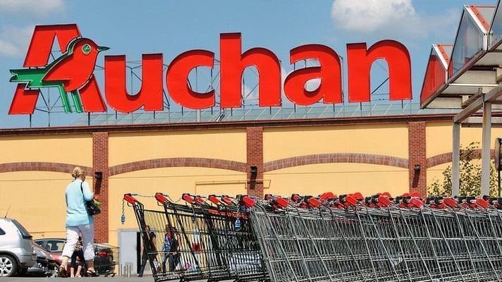 Auchan закроет три гипермаркета и сократит 5% сотрудников... во Франции  Auchan планирует сократить около 2,4 тыс. сотрудников и впервые в своей истории закрыть гипермаркеты во Франции, сообщают La Lettre и Le Figaro.   Так семья Мюлье пытается вывести ритейлера из затянувшегося кризиса.