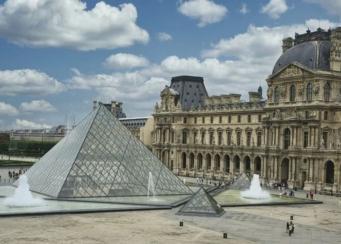 Лувр увеличивает стоимость входных билетов на 45 для посетителей из неевропейских стран Теперь за вход в музей туристам придётся заплатить 32 евро Повышение цен запланировано на конец января