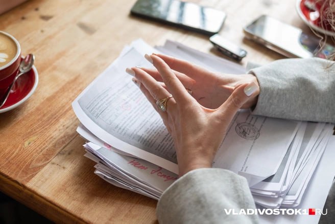 Директор управляющей компании попала на скамью подсудимых потому что на вверенной ей территории подросток получил тяжелые травмы Уголовное дело было возбуждено после проверки проведённой прокуратурой Следствие установило что в сентябре 2024 года директор управляющей компании не выполнила свои обязанности по обеспечению безопасности общего имущества многоквартирного дома на улице Шоссейной 207 Вход на крышу дома был открыт и туда поднялся 13 летний мальчик Уже на крыше он упал в вентиляционную шахту получив серьёзные травмы Материалы дела переданы в Находкинский городской суд для рассмотрения по существу Директору управляющей компании грозит до шести лет лишения свободы за нарушение правил безопасности Кроме того прокуратура намерена добиться возмещения морального вреда и компенсации расходов на лечение для пострадавшего подростка Подписаться