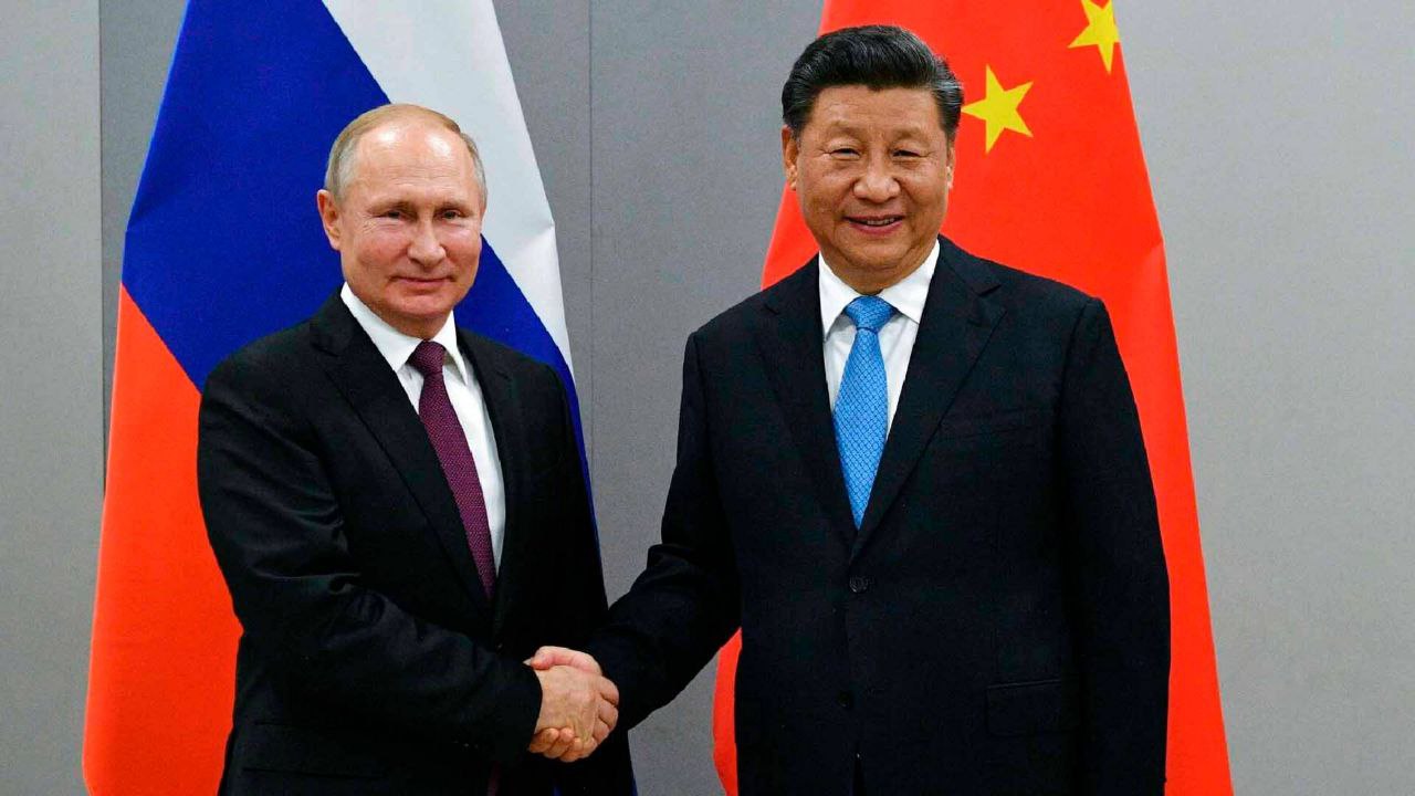 Сегодня Владимир Путин примет в Кремле председателя КНР Си Цзиньпина, находящегося в России с государственным визитом Дмитрий Песков сообщил, что Владимир Путин и Си Цзиньпин проведут отдельное чаепитие в Москве. «Традиция будет продолжена. Будет беседа, естественно, в узком составе. Хотя само по себе понятие «узкого состава», наверное, мало применимо для российско-китайских отношений. Там узкий состав будет обширный. Обширный узкий состав. Потом будут переговоры между двумя делегациями, а потом еще у лидеров будет отдельное чаепитие, отдельный ланч. Поэтому это будет длительное общение, в том числе один на один», - заявил пресс-секретарь президента. 7 мая Си Цзиньпин прибыл в Москву для участия в торжествах по случаю 80-летия Победы. Ожидается, что глава Китая останется в российской столице до 10 мая. Царьград.ТВ — Не боимся говорить правду Подпишись