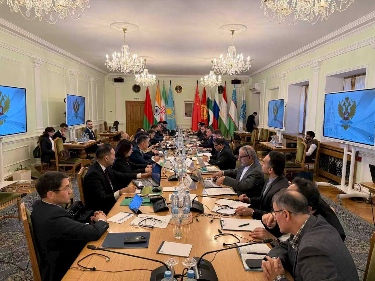 О заседании Совета национальных координаторов 16 ноября 2025 года в Москве завершилось очередное заседание Совета национальных координаторов Шанхайской организации сотрудничества Повестка дня встречи была сосредоточена на согласовании проектов документов выносимых на рассмотрение предстоящего Совета глав правительств премьер министров государств членов ШОС а также на комплексе вопросов касающихся взаимодействия в рамках Организации в политической торгово экономической и культурно гуманитарной сферах Подписывайтесь на в соцсетях Telegram Facebook Instagram Weibo Официальный сайт