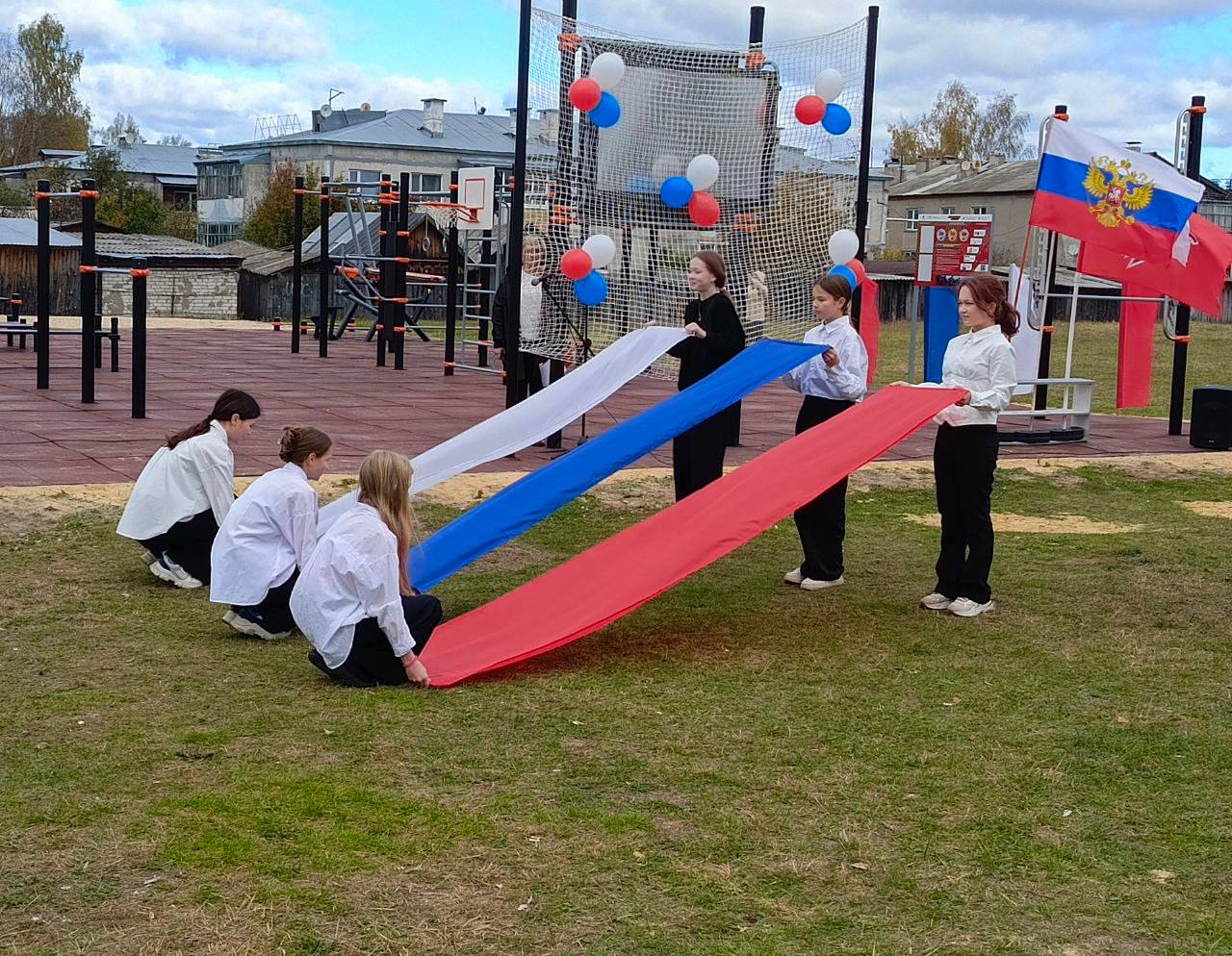 Спорт в шаговой доступности В посёлке Визимьяры Килемарского района построена новая спортивная площадка Здесь есть всё необходимое для тренировок и подготовки к ГТО на свежем воздухе Площадка оснащена современными антивандальными тренажерами для силовых и кардионагрузок Спортивный объект построен благодаря федеральному проекту Развитие физической культуры и массового спорта государственной программы Спорт России В этом году в Марий Эл создано 8 спортивных площадок в Волжске Килемарском Медведевском Сернурском Куженерском Параньгинском Горномарийском и Советском районах