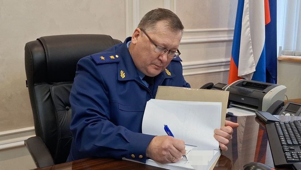 Прокуратура Саратовской области утвердила обвинительное заключение по уголовному делу об уклонении от уплаты налогов на сумму более 61 млн рублей  Прокуратура Саратовской области утвердила обвинительное заключение по уголовному делу в отношении 39 летнего жителя региона Он обвиняется по п б ч 2 ст 199 УК РФ уклонение от уплаты налогов подлежащих уплате организацией путем включения в налоговую декларацию заведомо ложных сведений совершенное в особо крупном размере По версии следствия в период с января 2017 г по март 2020 г обвиняемый являющийся генеральным директором коммерческой организации занимающейся производством кондитерских изделий представил в налоговый орган недостоверные декларации по налогу на добавленную стоимость и заведомо ложные сведения о заключенных с восемью фирмами сделках В результате в государственный бюджет не поступили налоговые платежи в размере свыше 61 млн рублей  Уголовное дело будет направлено в Балаковский районный суд Саратовской области для рассмотрения по существу