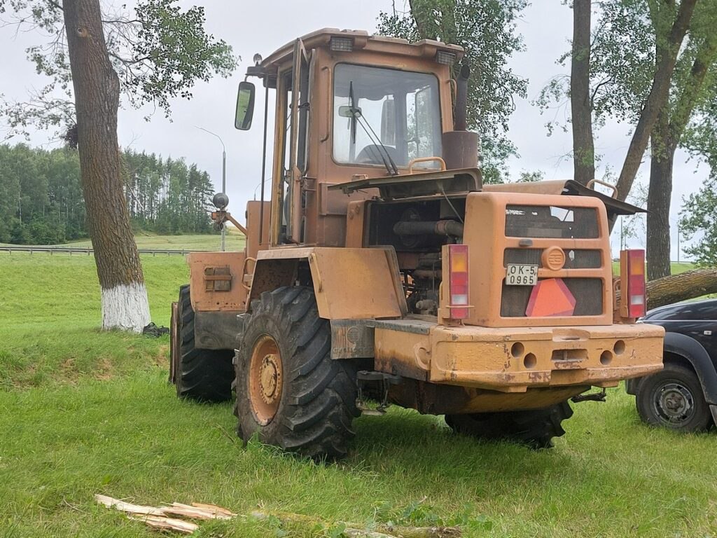 После бури в Смолевичах Курган Славы очищают от поваленных деревьев Вчерашний мощный ураган не пощадил Курган Славы в Смолевичском районе — сильные порывы ветра вырывали с корнями крупные деревья, повредив редкие породы и мемориальные объекты. Уже сегодня с 9 утра на территории мемориального комплекса работают бригады «Озерицкого-Агро», Смолевичского ЖКХ и лесхоза. По словам Николая Купрейчика, прораба строительной бригады, основное внимание уделяется участку вдоль трассы — там ущерб самый серьезный: Рубим стволы на бревна, погружаем на технику и вывозим на предприятие. Оставшиеся ветки измельчим специальной машиной. Областные и районные власти оперативно провели штаб, разработали план восстановления и продолжают координировать работы. К строителям уже подключаются дополнительные силы. Сообщается, что объем работ внушительный. #Минскаяобласть Подпишись — Минская правда MLYN.by