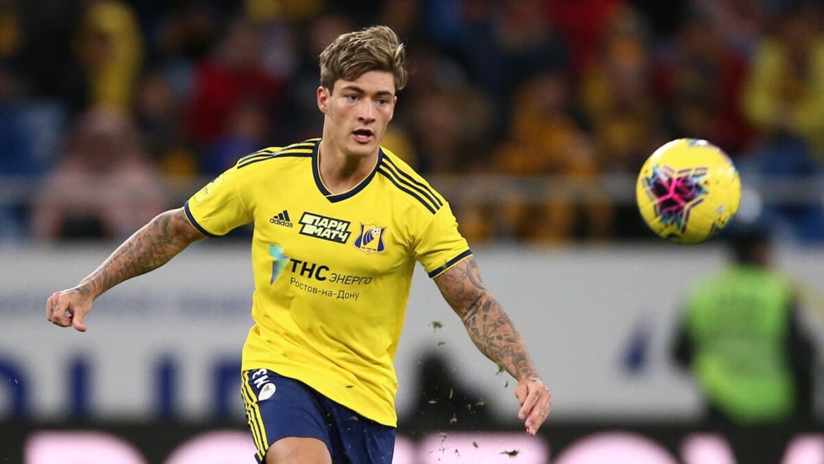 Если Матиас Норманн откажется выплачивать компенсацию Ростову это будет обязан сделать клуб за который норвежец сейчас выступает Об этом Матч ТВ сообщил генеральный директор желто синих Игорь Гончаров Наконец то эта история закончилась Единственное осталось получить денежные средства В какой срок это будет происходить никто не знает Если сам Норманн не заплатит исполнителем будет выступать тот клуб в котором он играет на данный момент В такой ситуации его клубу придется платить в обязательном порядке Прецедент для России очень приятный в нынешних реалиях Ранее Верховный суд Швейцарии вынес окончательное решение в пользу российского клуба по делу связанному с односторонним расторжением контракта с Норманном В марте 2025 года CAS обязал футболиста выплатить Ростову компенсацию в размере более 3 млн за нарушение при расторжении договора news matchtv РИА Новости Виталий Тимкив