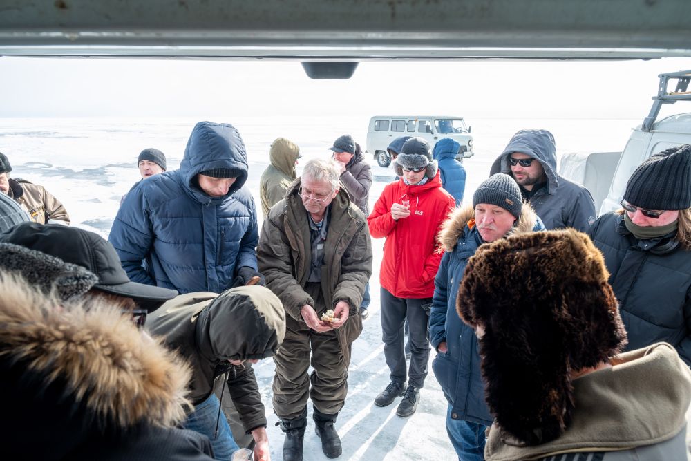 На Байкале началось строительного нового кластера оборудования нейтринного телескопа  На Байкале проходит ежегодная экспедиция по строительству нейтринного телескопа Baikal-GVD, сообщает губернатор Иркутской области Игорь Кобзев в телеграме.  Нейтринный телескоп Baikal-GVD — один из трех действующих нейтринных телескопов в мире и, наряду с телескопами IceCube на Южном полюсе и KM3NeT в Средиземном море, входит в Глобальную нейтринную сеть. Он предназначен для регистрации и исследования потоков нейтрино сверхвысоких энергий от астрофизических источников. С его помощью ученые планируют изучать не только процессы с огромным выделением энергии, которые происходили в далеком прошлом, но и эволюцию галактик, формирование сверхмассивных черных дыр и механизмы ускорения частиц.  Сегодня подводная структура установки содержит 13 кластеров и 4 100 оптических модулей. В новой экспедиции специалисты строят 14-й кластер оборудования, а также модернизируют 1-й и 13-й кластеры. Для этого сотрудники Лаборатории ядерных проблем Объединенного института ядерных исследований собрали еще около 660 оптических модулей.  «Из-за аномально теплой осени и зимы в Сибири в этом году лед на Байкале к моменту начала экспедиции оказался тонким и из-за больших перепадов температуры день-ночь — с большим количеством трещин. Поэтому в целях безопасности тяжелая колесная техника не может использоваться. Это создает проблемы как для организации ледового лагеря, так и для доставки комплектующих и оборудования, а также фактически отменяет прокладку донной линии, — комментируют в Лаборатории ядерных проблем имени В. П. Джелепова. — Лагерь на льду развернут, но в связи с упомянутыми проблемами, конечно, не в полном объеме: монтируется 14-й кластер, на 1-м и 13-м ведутся работы по модернизации и ремонту».   Фото Баира Шайбонова/dlnp.jinr.ru  Подписаться  Прислать новость  Помочь бустами