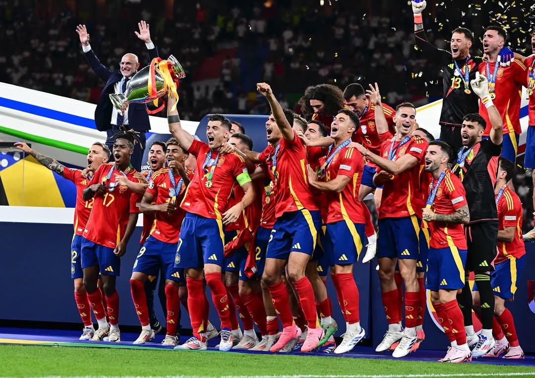 Суперкомпьютер Opta назвал Испанию фаворитом ЧМ 2026 Вероятность победы действующих чемпионов Европы на турнире оценивается в 17 На втором месте идет сборная Франции 14 1 тройку фаворитов замыкает Англия 11 8 В 0 оцениваются шансы Иордании Кюрасао и Гаити Жеребьевка финального турнира ЧМ 2026 пройдет 5 декабря Согласны с суперкомпьютером Подписывайтесь на РИА Новости Спорт в МАХ