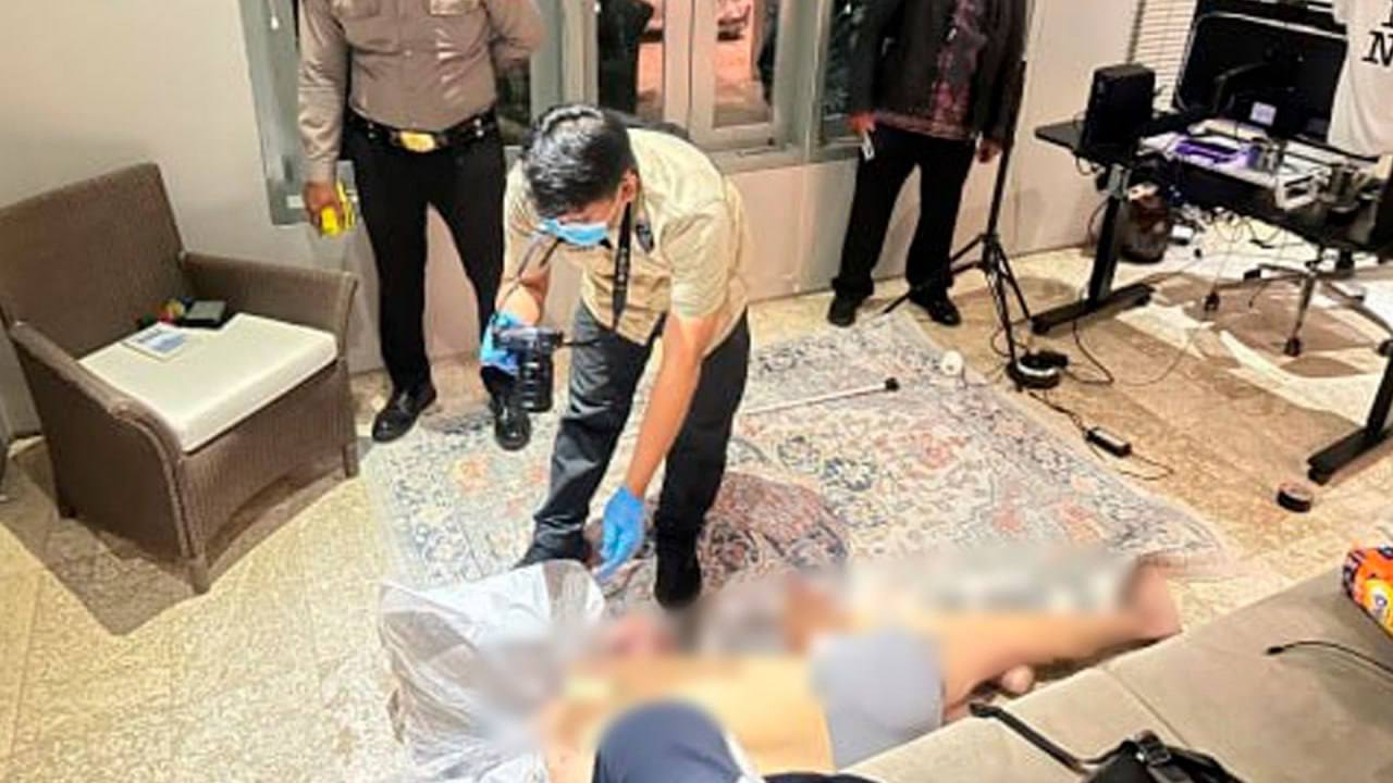 Криповый случай на Бали: в одном из отелей в Северной Куте нашли мёртвым 28-летнего российского бизнес-коуча Артёма А. Персонал забил тревогу, когда мужчина несколько дней не выходил из номера. Когда дверь вскрыли, Артёма нашли с пакетом на голове и ремнём на шее. На теле были ссадины, а у носа и рта — пятна крови. По словам медиков, он умер примерно за 12 часов до того, как его нашли. Обстоятельства смерти выясняются.