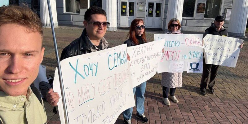 В Рязанской и других областях педагоги сообщают о снижении зарплат из за отмены надбавок после начала учебного года 2025 Жалобы поступили в профсоюз Учитель Минпросвещения обещает новую систему оплаты труда но регионы уже меняют выплаты Нагрузка на учителей увеличилась а финансирования недостаточно Особую тревогу вызывает ситуация с классным руководством чрезмерная отчётность и внеклассные мероприятия оставляют педагогам всё меньше времени на подготовку к урокам и отдых rznreport