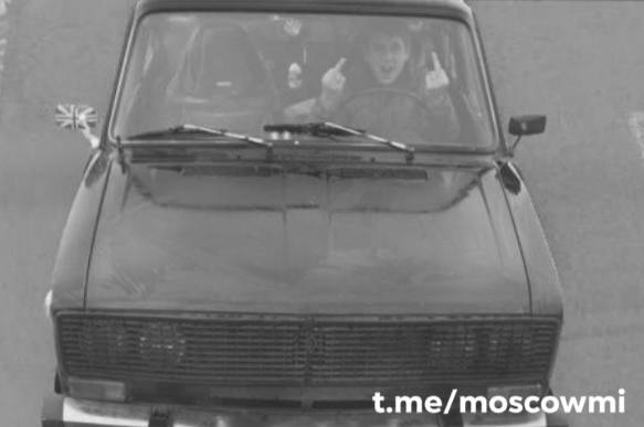 За средний палец в дорожную камеру могут посадить, — юристы «Фак» могут оценить как оскорбление власти или мелкое хулиганство. Водителю также грозит штраф до одной тысячи рублей.