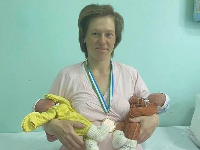 Семья Корнеевых из Уфы во второй раз стала родителями двойни. Первые близнецы появились у них 1 год и 8 месяцев назад, а также есть старший сын. Министр здравоохранения Башкирии Айрат Рахматуллин назвал это чудом, подчеркнув, что зачатие прошло естественно, без ЭКО. Маме и детям желают здоровья!