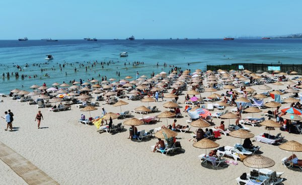 В РСТ назвали число побывавших в 2025 году за рубежом российских туристов Это около 14 миллионов человек что на 14 больше чем годом ранее Нас порадовала динамика роста выездного туризма Она даже опережает рост внутреннего именно по динамике хотя конечно в абсолютных цифрах внутренний туризм в три раза превышает выездной Уже в декабре мы можем приблизительно сказать что только пакетными турами воспользовались минимум восемь миллионов наших туристов а всего с туристическими целями за рубеж выедет 14 миллионов человек сказал вице президент Российского союза туриндустрии Дмитрий Горин на пресс конференции Он отметил что лидером спроса среди наших соотечественников стала Турция в 2025 году её посетят до семи миллионов человек Далее в списке Египет Таиланд Вьетнам и Китай При этом Горин подчеркнул что средний чек на зарубежный отдых в этом году увеличился на 7 Подписаться на Говорит Москва Telegram VK MAX