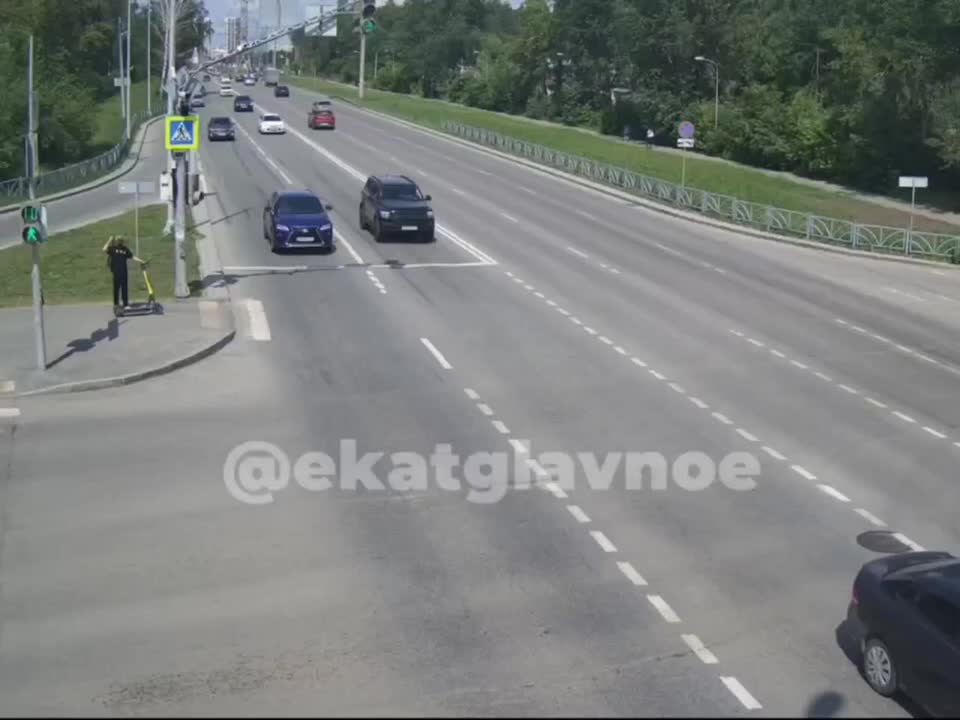 Самокатчик сбит автомобилем на перекрестке в Екатеринбурге