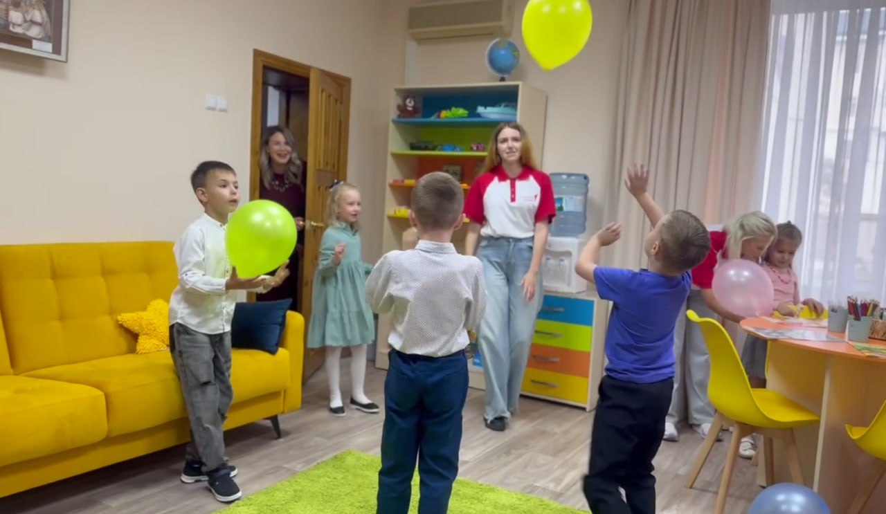 В Доме республики сделали комнату для детей родители которых трудятся в здании Ее оборудовали так чтобы и старшенькие могли уроки поделать а младшие поиграть Тут есть кому присмотреть за детьми опытные вожатые педагоги играют с детьми в настолки и следят за порядком Глава Мордовии Артем Здунов который стал инициатором создания этого уголка еще в мае когда в регион приезжала руководитель АСИ Светлана Чупшева говорил о том что неплохо бы всем организациям сделать подобные уголки Родителям должно быть комфортно поэтому начнем с себя пообещал он тогда И вот не прошло и полгода комната готова без лишних слов Распространится ли нововведение на другие коллективы Вообще идея то полезная Может быть это хорошо если дети привыкнуть ходить к мамам папам на работу Мы бы еще предложили водить деток на экскурсии по рабочим местам А что каждому же ребёнку хочется увидеть работу изнутри посмотреть чем таким интересным занимаются их родители