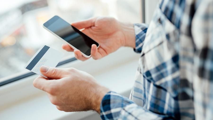 Мошенники обманули хабаровского водителя на 4 млн рублей 52 летний мужчина заполнил пришедшую ему на телефон анкету обещавшую пассивный доход и получение высоких процентов Позже ему позвонила незнакомка она предложила высокий заработок посредством продажи акций Мужчина согласился установил приложение открыл брокерский счет и пополнял его регулярно За месяц хабаровчанин перевел 4 млн рублей Но когда захотел их снять то счет оказался заблокирован Возбуждено уголовное дело о мошенничестве   Будь в курсе событий везде ОК VK MAX