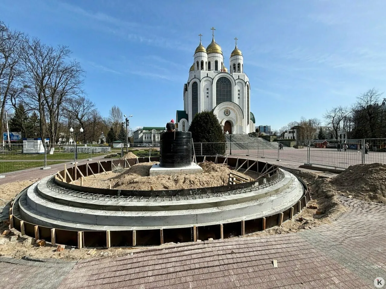 В Калининграде на месте где ранее стоял крест перед храмом Христа Спасителя готовят площадку под памятник князю Владимиру Уже установлен постамент Когда монумент будет готов полностью неизвестно Мы пока не можем дать такую информацию уточнил представитель пресс службы Прохожие обратили внимание на отсутствие информационного щита на ограждении стройки В епархии предложили направить официальный запрос Подписаться Прислать новость