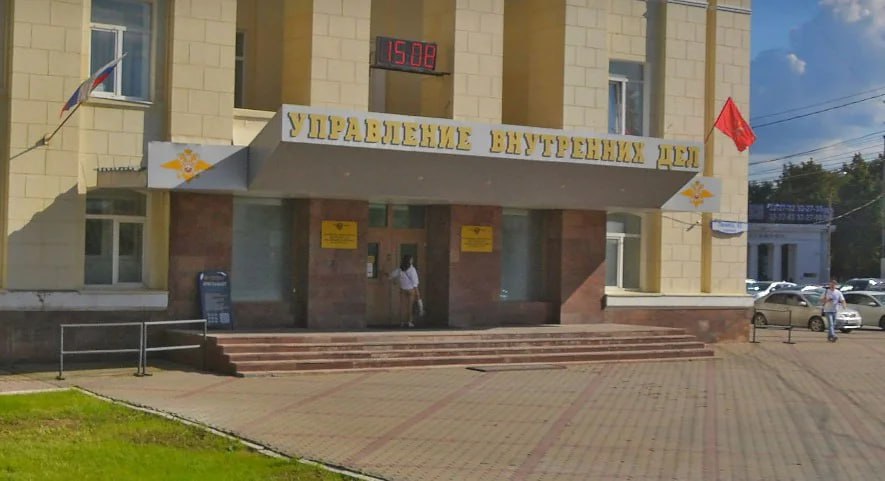 Тульское УМВД опровергло информацию о переводе сотрудников на удаленку из за холода Ранее информацию об этом опубликовал Абзац По данным издания из за проблем с отоплением в здании по проспекту Ленина 83 от холода спасались обогревателями и кипятильниками что привело к проблемам с подстанцией В результате был издан внутреннее распоряжение об экономии энергии и сокращении рабочего дня Однако как сообщили Тульской прессе в пресс службе регионального УМВД работа осуществляется в штатном режиме В административном здании УМВД России по Тульской области проводятся ремонтные работы коммунальных систем руководством Управления принято решение об усилении мер по предотвращению негативных последствий сложившейся ситуации Проводятся ремонтные работы Деятельность УМВД России по Тульской области осуществляется в штатном режиме возложенные задачи выполняются в полном объеме