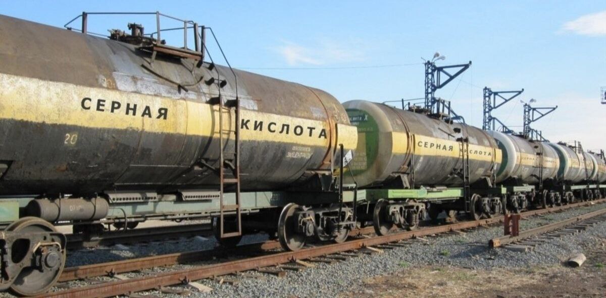 ЕвроХим планирует запустить производство серной кислоты для Казатомпрома в декабре 2025 года Компания ЕвроХим Каратау дочернее предприятие российского ЕвроХима строит в Жамбылской области Казахстана завод который будет производить до 800 тысяч тонн серной кислоты в год Об этом сообщили в акимате госадминистрации региона Половину этого объема планируют поставлять Казатомпрому казахстанской нацкомпании которая является крупнейшим в мире производителем и экспортером урана Ввод предприятия в эксплуатацию запланирован на декабрь 2025 года Стоимость проекта областные власти не озвучили ℹ В 2024 году Казатомпром сообщал о дефиците серной кислоты в Казахстане который может привести к снижению объемов добычи урана Причина дефицита нарушение логистических цепочек при импорте серной кислоты Ранее LogiStan писал о том что еще один завод по производству серной кислоты для нужд Казатомпрома строит компания Taiqonyr Qyshqyl Zauyty на юге Казахстана в Туркестанской области Logistan info Логистика Экономика