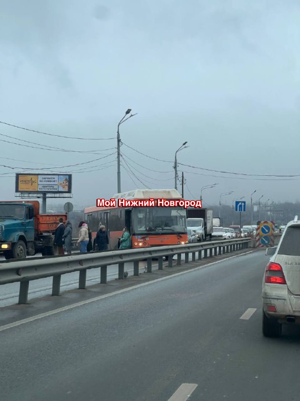 Нам пишут На Мызинском мосту авария автобус перекрыл все полосы Собирается пробка Подписаться на нас в MAX