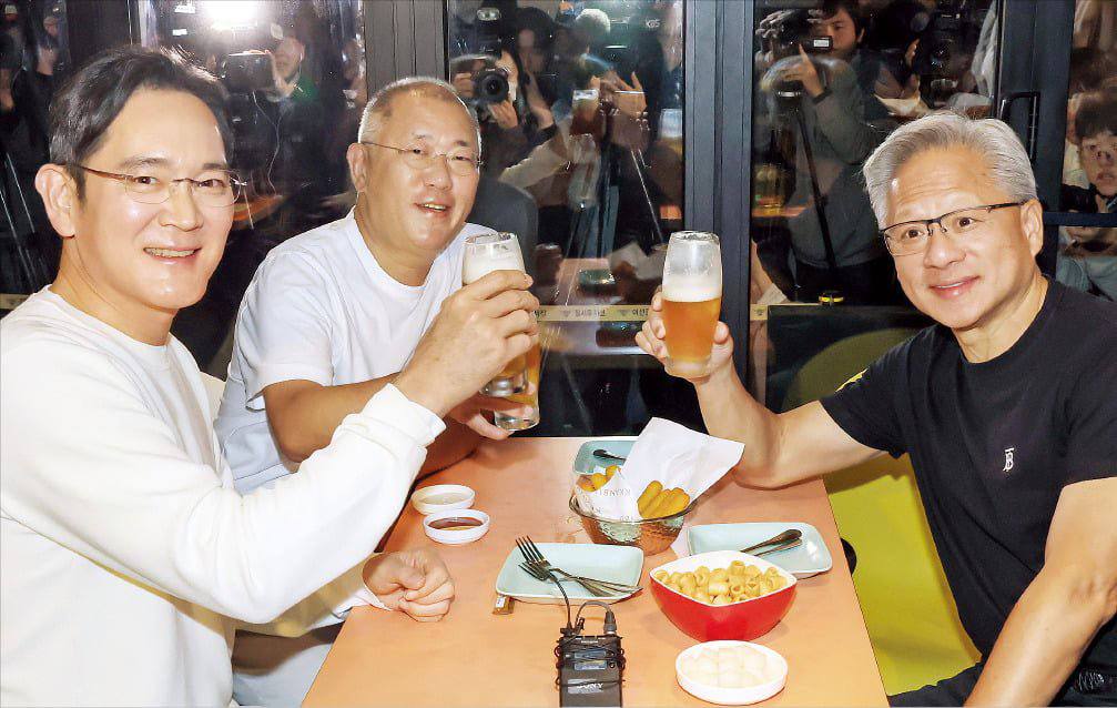 Фото дня владелец Nvidia Дженсен Хуанг вместе с владельцами Samsung и Hyundai пьют пиво в местной закусочной Так они отметили большую дату стоимость Nvidia достигла 5 триллионов долларов Мы не миллиардеры но отдыхаем красиво techmedia