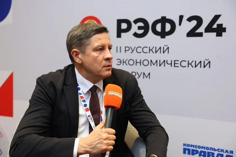 Президент назначил новым врио губернатора Брянской области экс главу Миасса Президент России Владимир Путин подписал указ о назначении Егора Ковальчука временно исполняющим обязанности губернатора Брянской области Об этом сообщается на официальном сайте Кремля Данное решение принято в связи с отставкой предыдущего главы региона Александра Богомаза который покинул пост по собственному желанию Егор Ковальчук будет исполнять обязанности главы Брянской области до вступления в должность лица избранного губернатором по результатам выборов которые пройдут 20 сентября Напомним Егор Ковальчук бывший вице губернатор Челябинской области экс мэр Миасса впоследствии назначенный председателем Правительства Луганской Народной Республики