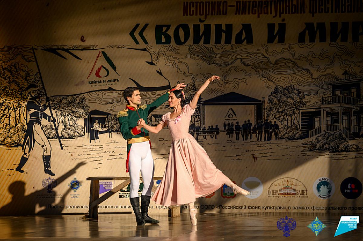 Музейное лето в Туле В родовом имении семьи Толстых пройдет V Историко литературный фестиваль Война и Мир newstula ru fn 1712654 html Историко литературный фестиваль Война и Мир проводится с 2021 года и приурочен ко дню рождения Л Н Толстого который отмечается 28 августа по старому стилю Ежегодно фестиваль входит в афишу главных событий проекта Музейное лето в Туле В этом году центральная тема фестиваля семья Прислать новость Подписаться