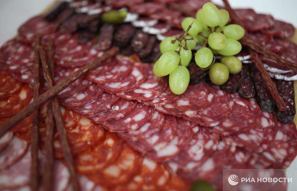 Если есть колбасу каждый день то увеличивается риск развития колоректального рака рассказали врачи Виноваты нитриты или нитраты которые в желудке могут превращаться в нитрозамины а также канцерогены образующиеся при копчении и жарке Также по словам специалистов употребление колбасы повышает риск инфаркта миокарда и инсульта Подписаться на РИА Новости