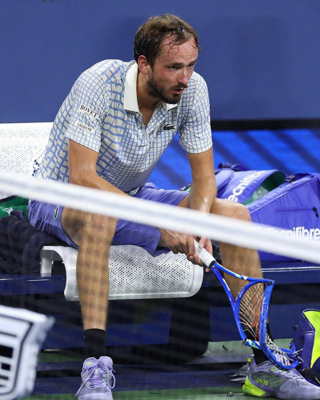 Стало известно наказание Медведева за скандальное поведение на US Open 2025 Даниил оштрафован на 42 5 тыс 38 6 от его призовых в размере 110 тыс 30 тыс за неспортивное поведение 12 5 тыс за порчу ракеток и оборудования ChampTennis