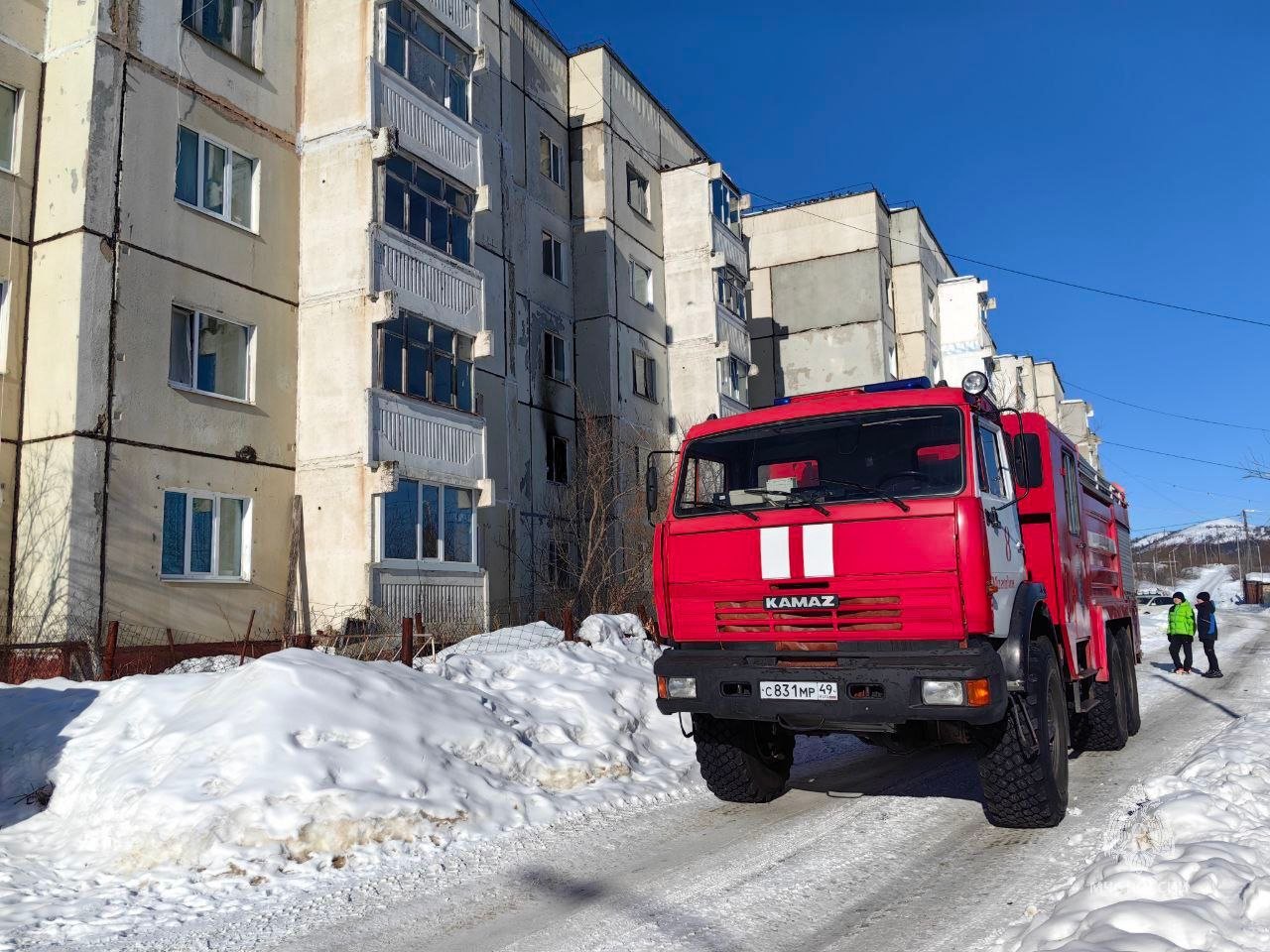 Сигарета чуть не стала причиной трагедии  Днем 1 марта загорелась квартира в посёлке Снежный на улице Садовая. Мужчина курил в комнате, пепел упал на диван, от чего тот воспламенился.   Самостоятельные попытки потушить возгорание результата не принесли. Прибывшие пожарные ликвидировали пламя на площади 30 квадратов.   Огнём повреждены мебель и вещи, обои на стенах, пенопластовые панели на потолке, трубы отопления и электропровода. Пострадавших нет.  МЧС России напоминает:  ⏺не кури в постели;   ⏺убедись, что потушил сигарету;   ⏺место для курения оборудуй пепельницей;  ⏺установи в жилье пожарный извещатель. Громким звуком прибор оповестит о беде.   Ваша безопасность - ваша ответственность!